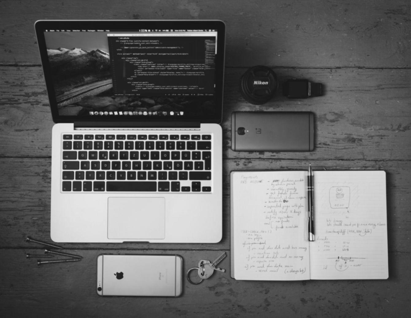 Professionnel analysant des données financières sectorielles