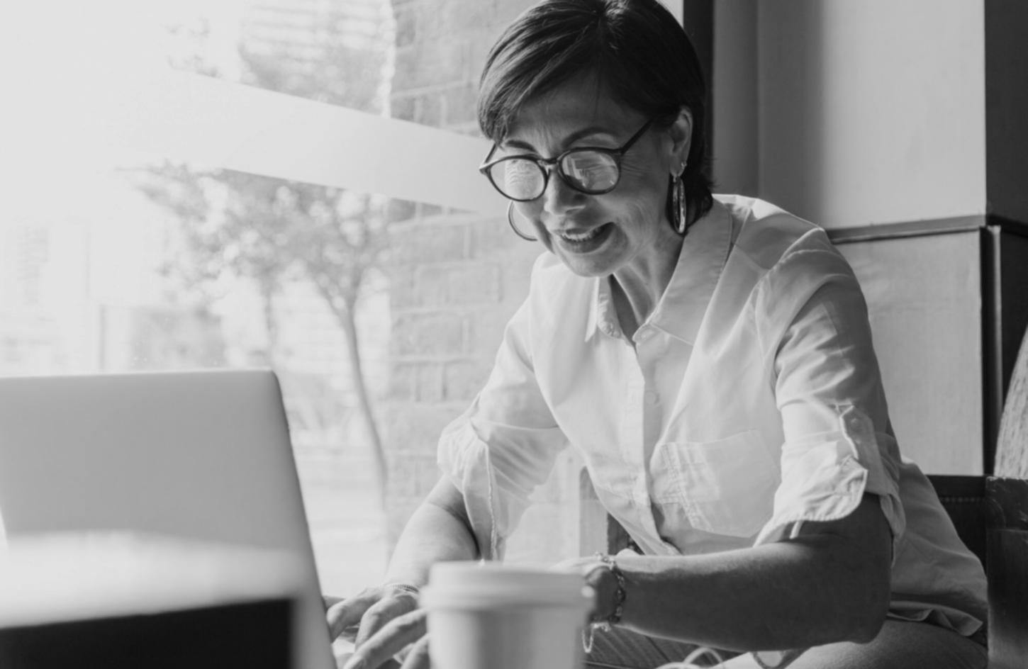 Intervenant présentant une analyse financière lors d'un webinaire interactif